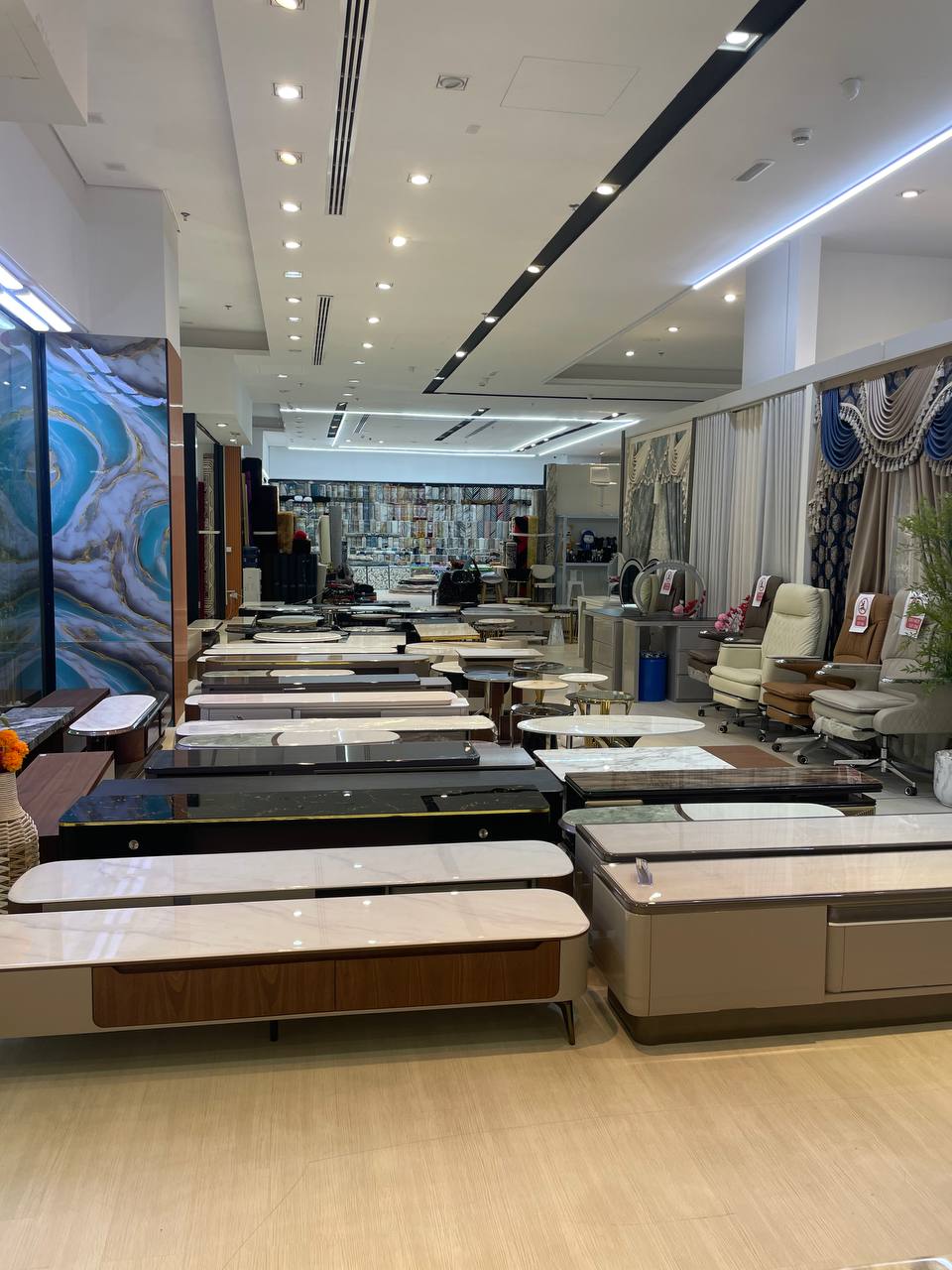 Dream Style showroom tables display