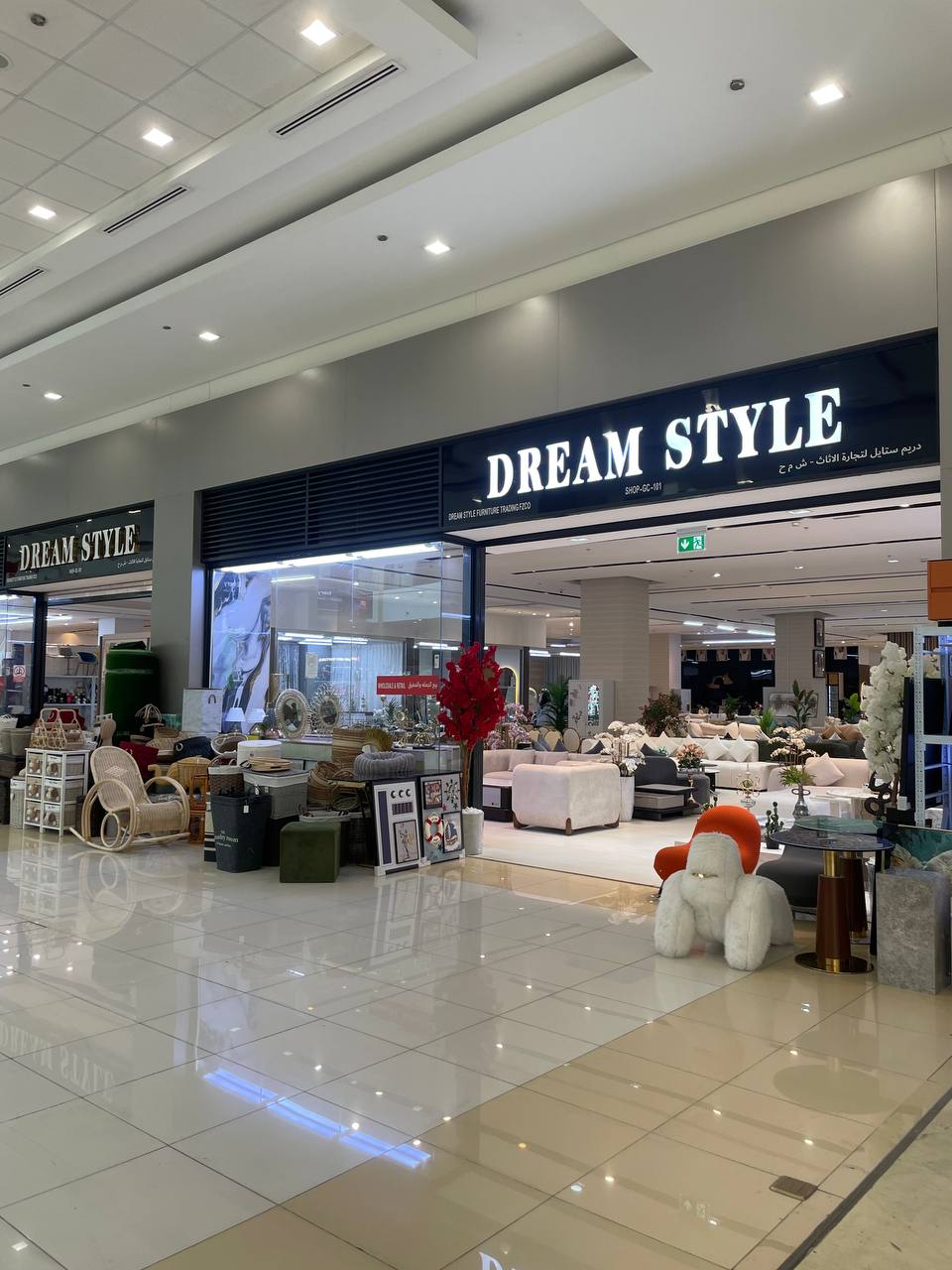 Dream Style showroom tables display